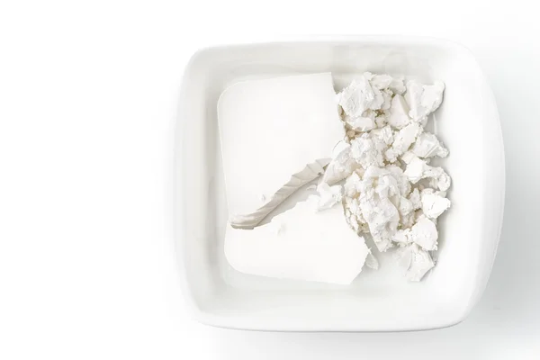 Queso feta en el tazón blanco sobre el fondo blanco — Foto de Stock
