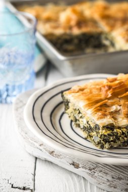 Yunan pasta spanakopita dikey beyaz masada seramik plaka