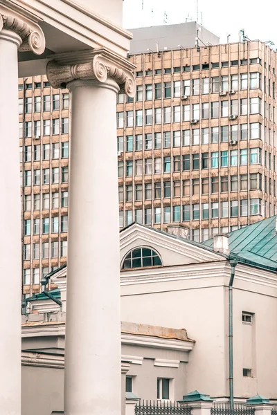 Kolom ob achtergrond van moderne gebouwen — Stockfoto