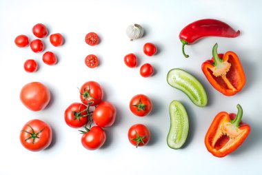 Beyaz bir arka plan üzerinde gazpacho çorbası için malzemeler