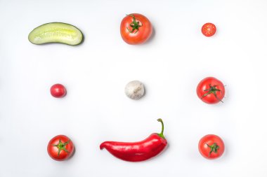 Beyaz bir arka plan üzerinde sebze çorbası gaspaço için malzemeler