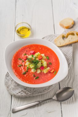 Sebze çorbası gazpacho, stand, ekmek, beyaz tahtalar kaşık