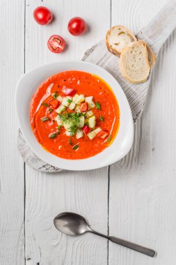 Sebze çorbası gazpacho, stand, cherry domates, beyaz ekmek üzerinde 