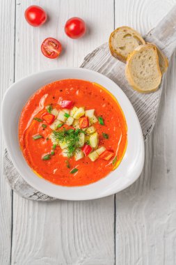 Sebze çorbası gazpacho, stand, cherry domates, beyaz ekmek üzerinde 