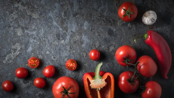 Ingredientes para sopa de verduras gazpacho en pizarra — Foto de Stock