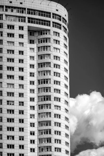 Multistory building on the sky black and white — Stock Photo, Image