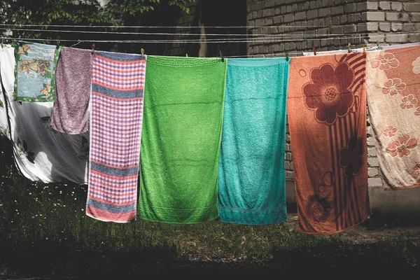 Secado de ropa de cama en la cuerda —  Fotos de Stock