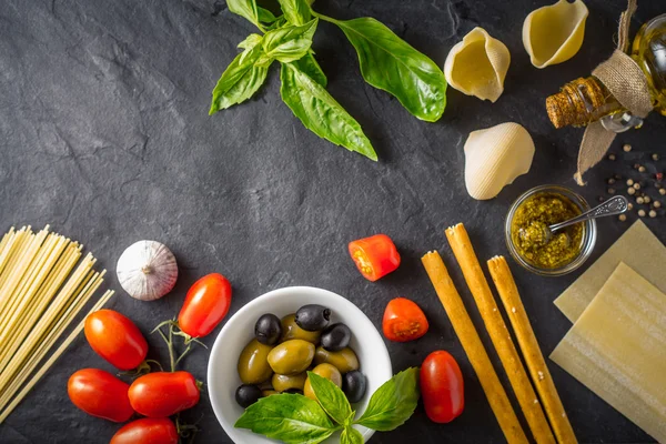 意大利食品静物的暗表顶部视图 — 图库照片