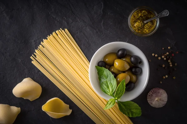 Italiaans eten mix op de zwarte stenen tafel — Stockfoto