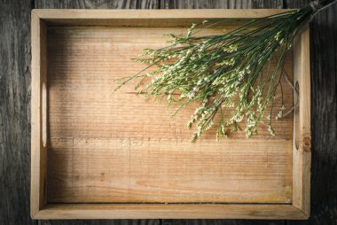 Çiçekler en iyi manzaralı ahşap tepsi