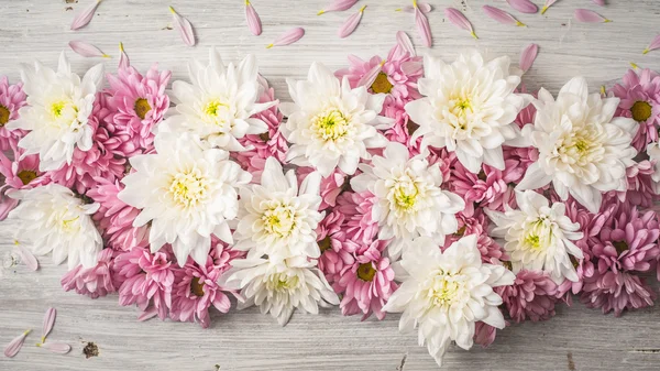 Fehér és rózsaszín virág a fehér fa asztallap nézet összetétele — Stock Fotó