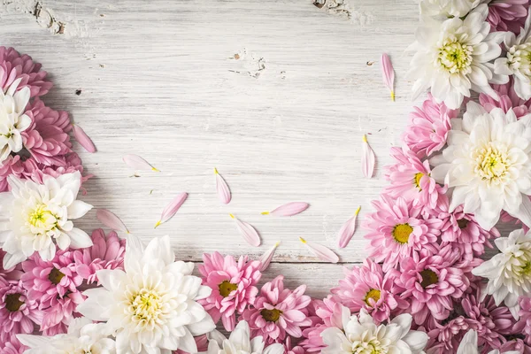 Keret, fehér és rózsaszín virág a fehér fa asztallap nézet — Stock Fotó