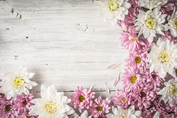 Fehér és rózsaszín virág a fehér fa tábla vízszintes keret — Stock Fotó