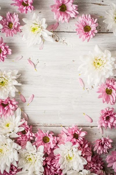 A rózsaszín és a fehér virág a fehér fa tábla függőleges keret — Stock Fotó