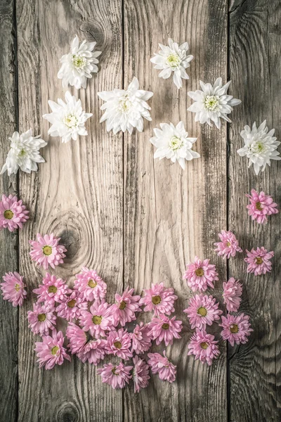 Fehér és rózsaszín virágok a fából készült háttér függőleges keret — Stock Fotó