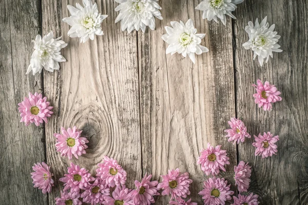 Keret, fehér és rózsaszín virágok a vízszintes fából készült háttér — Stock Fotó