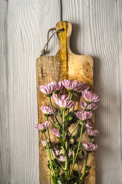Růžové květy na dřevěné desce — Stock fotografie