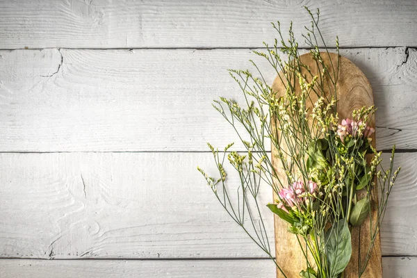 Buquê de flores de verão na vista superior da placa de madeira — Fotografia de Stock