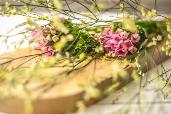 Flor de verão na tábua de madeira horizontal — Fotografia de Stock