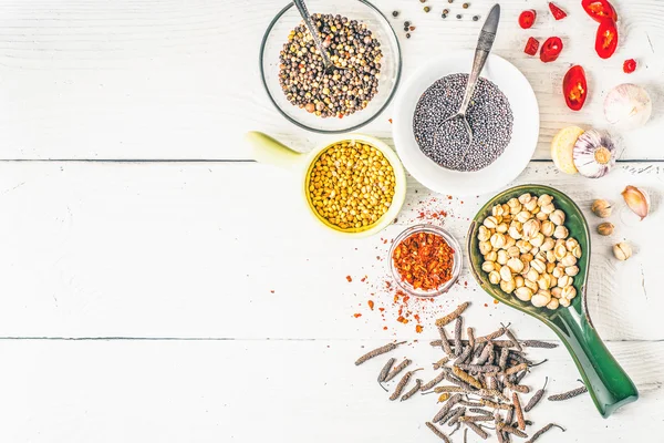 Especias de Oriente Medio, cocina caucásica y asiática en la mesa blanca horizontal — Foto de Stock