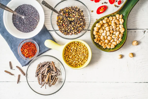 Especias de Oriente Medio, cocina caucásica y asiática en la vista superior de la mesa blanca — Foto de Stock