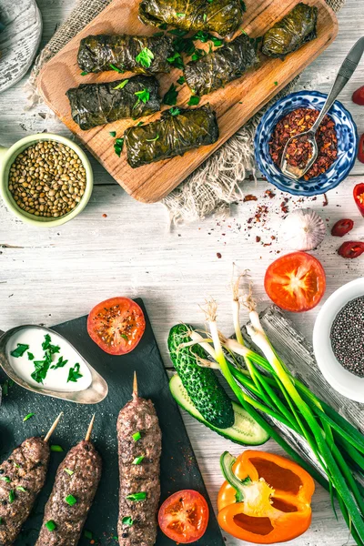 Kebabs con dolma, condimento y verdura. Concepto Oriente Medio, cocina asiática y caucásica vertical — Foto de Stock