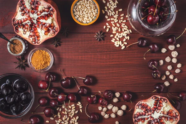 Különböző gyümölcsök és fűszerek a vörös fából készült asztal. Keleti gyümölcsök fogalmának felülnézet — Stock Fotó