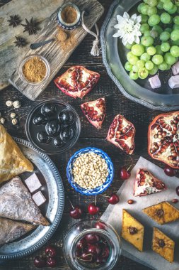 Ahşap masa farklı sweets. Oryantal tatlılar dikey kavramı