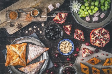 Ahşap masa farklı sweets. Oryantal tatlılar yatay kavramı