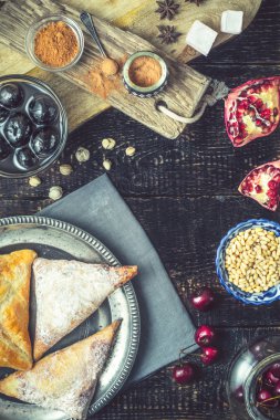 Dikey ahşap masa üzerinde farklı tatlılar