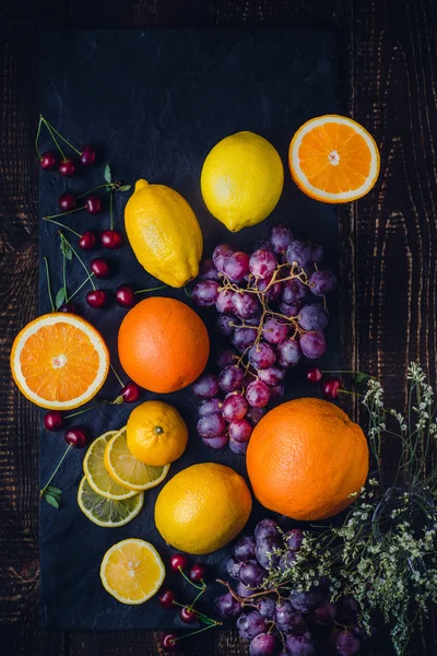Frutas sortidas no fundo escuro vertical — Fotografia de Stock