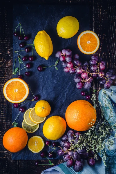 Mezcla de frutas sobre fondo oscuro vertical —  Fotos de Stock