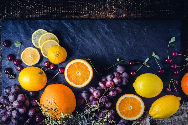 Frutas sortidas na vista superior do fundo escuro — Fotografia de Stock