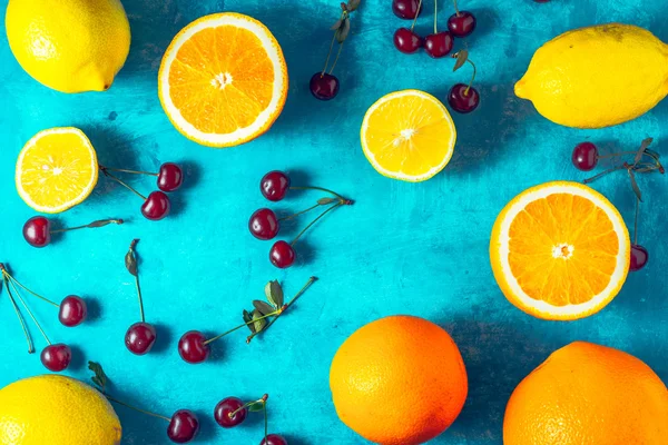 수평 시안색 배경에 모듬된 과일 — 스톡 사진