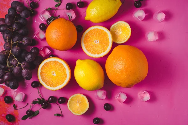 밝은 분홍색 배경 평면도에 과일 믹스 — 스톡 사진