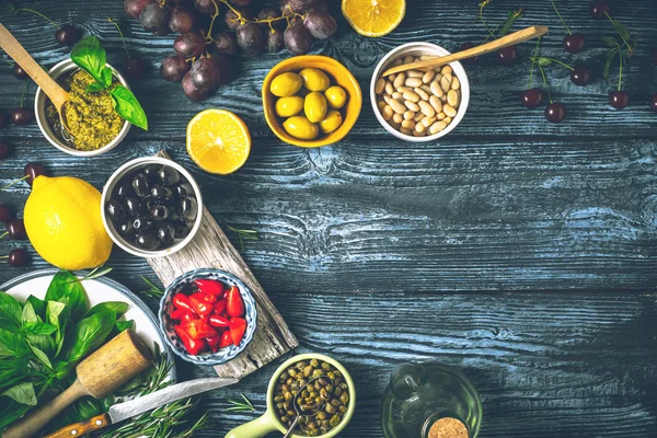 Akdeniz mutfağı kavramı. Farklı meyve, ot ve meze ahşap tablo — Stok fotoğraf