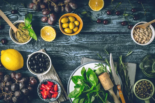 Concepto de cocina mediterránea. Diferentes frutas, hierbas y aperitivos en la mesa de madera horizontal —  Fotos de Stock