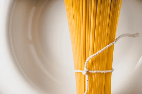 Spaghetti mentah pada piring putih close-up — Stok Foto