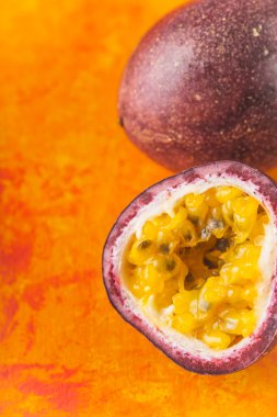 Passion fruit dikey pişmiş toprak zemin üzerine