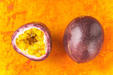 Passion fruit pişmiş toprak arka plan üstünde göster