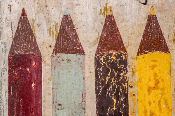Красочные карандаши краски на стене — стоковое фото