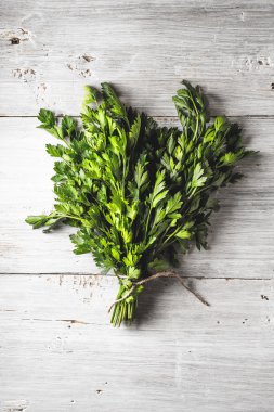 Demet maydanoz masada beyaz tahta dikey