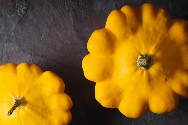 Жовтий свіжий кабачок пиріг на темному фоні горизонтальний — стокове фото