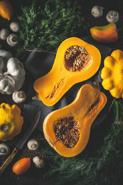 Citrouille avec différents légumes sur la vieille table en bois verticale — Photo