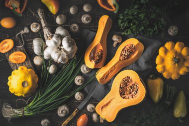 Eski ahşap masa üstten görünüm üzerinde farklı sebze ile kabak