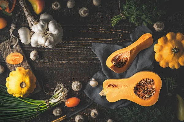 Abóbora com legumes diferentes na velha mesa de madeira — Fotografia de Stock