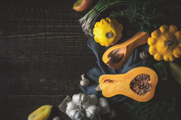 Kürbis mit verschiedenen Gemüsearten rechts vom Holztisch — Stockfoto