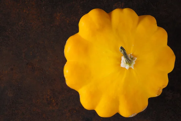 Yellow fresh pattypan squash on the rusty metal background horizontal — 图库照片