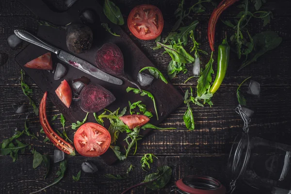 Ingredienti per frullato di verdure sul vecchio tavolo di legno — Foto Stock