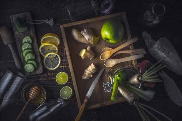 Інгредієнти для зеленого смузі на дерев'яному столі вид зверху — стокове фото